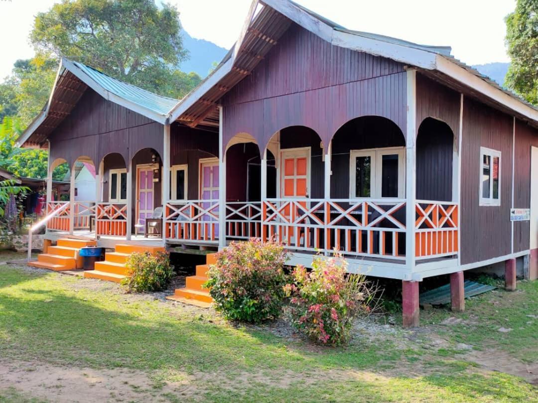 Mukut Coral Chalet Hotel Kampong Mukut Exterior photo