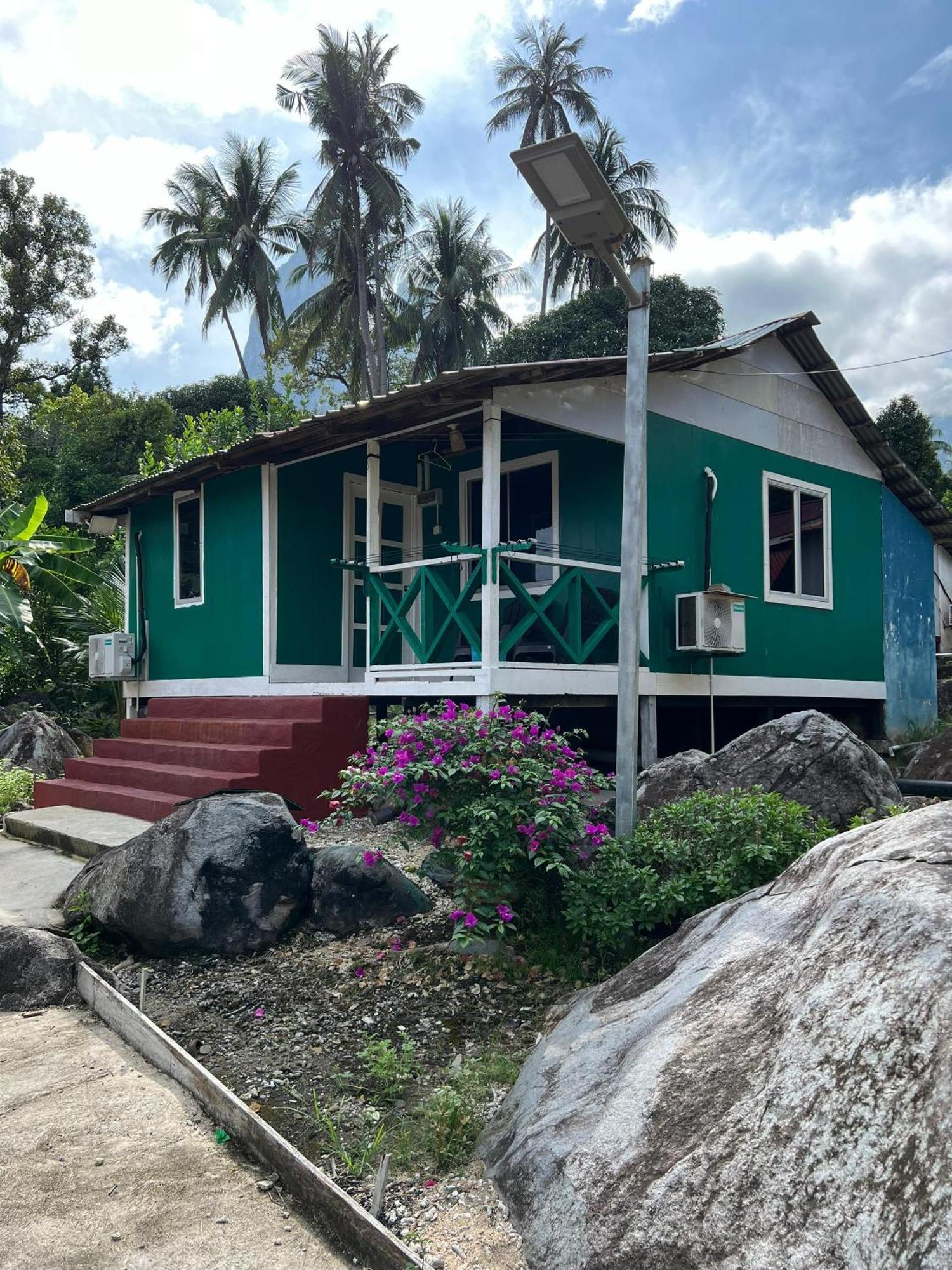 Mukut Coral Chalet Hotel Kampong Mukut Exterior photo