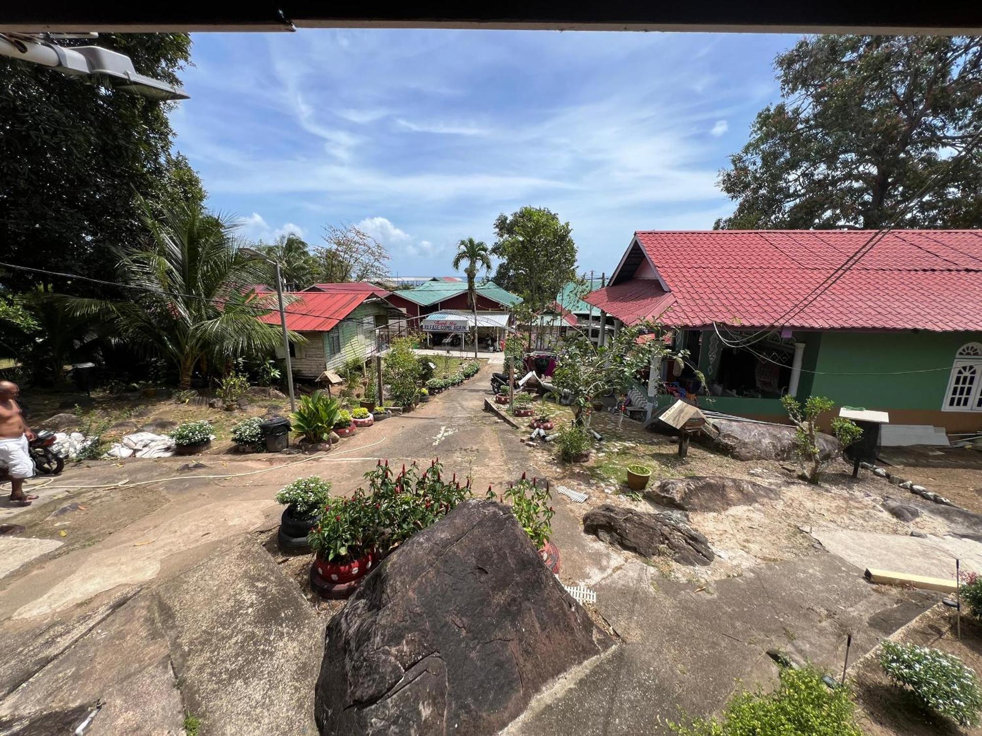 Mukut Coral Chalet Hotel Kampong Mukut Exterior photo